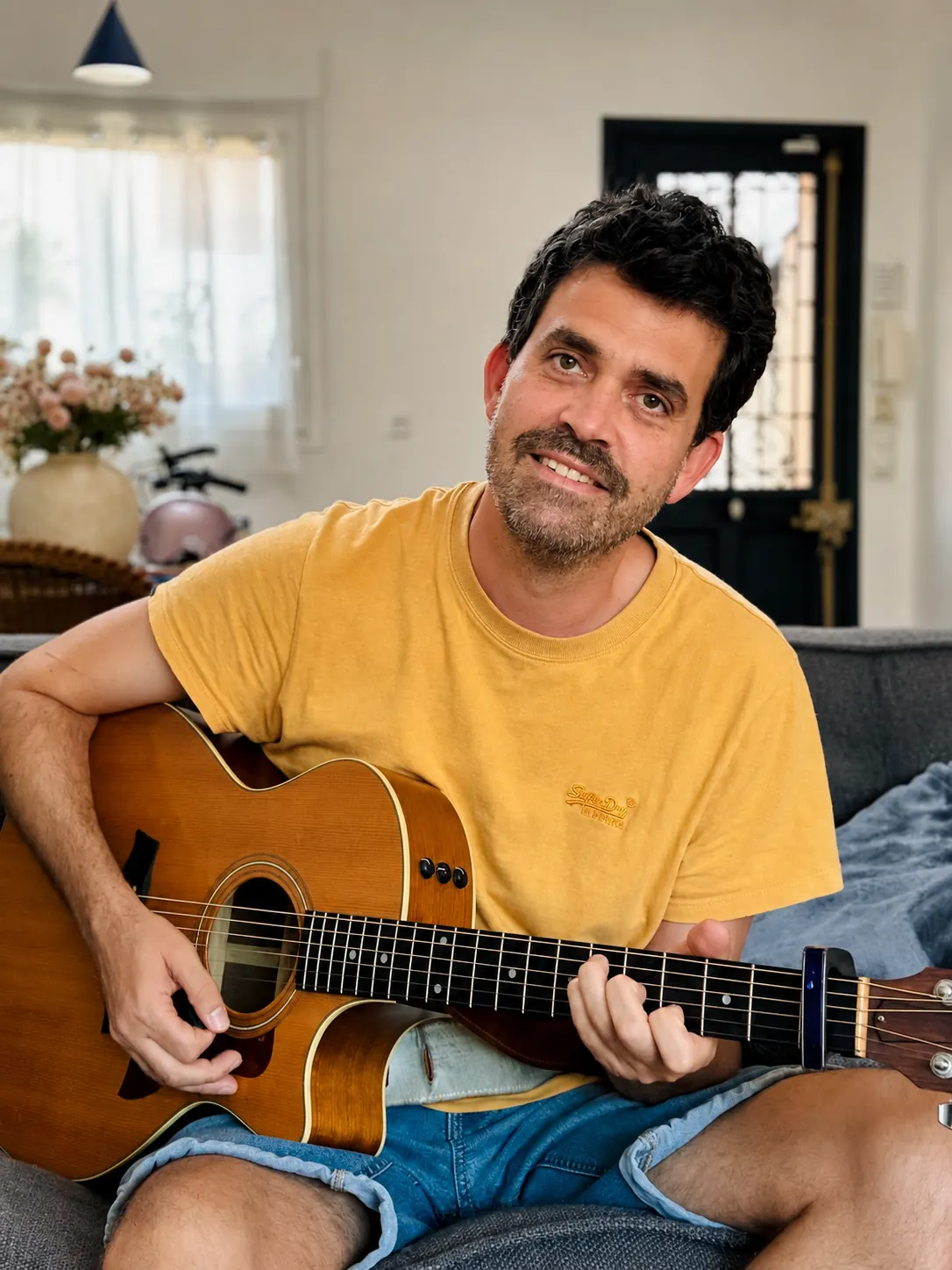 Gwilherm Juste avec sa guitare, professeur de musique